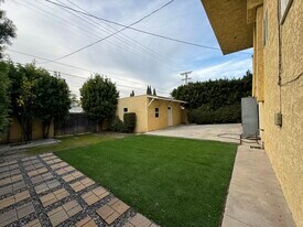1327 S Longwood Ave, Unit C in Los Angeles, CA - Building Photo