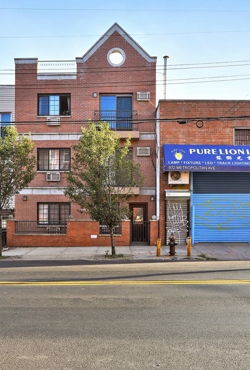 976 Metropolitan Ave in Brooklyn, NY - Foto de edificio