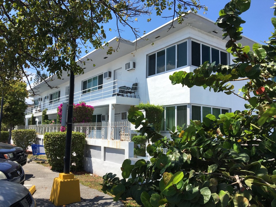 Sunshine Apartments in Miami Beach, FL - Building Photo