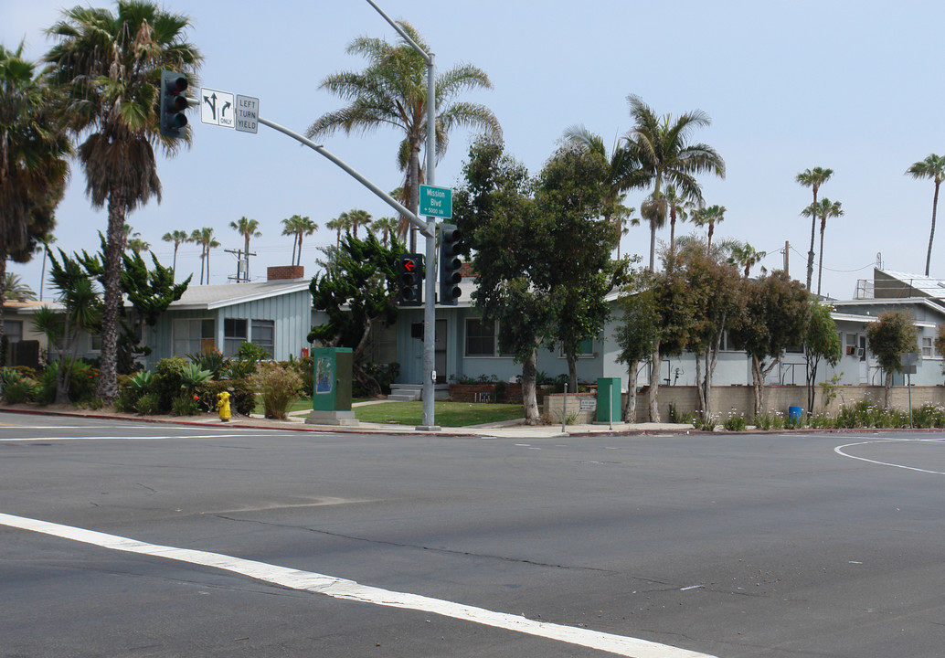 801-807 Loring St in San Diego, CA - Building Photo