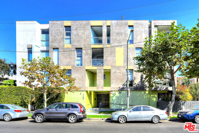 2400 Corinth Ave-Unit -8 in Los Angeles, CA - Foto de edificio - Building Photo