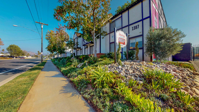 Henry Square in El Cajon, CA - Foto de edificio - Building Photo