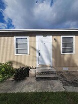 1021 Selkirk St in West Palm Beach, FL - Building Photo