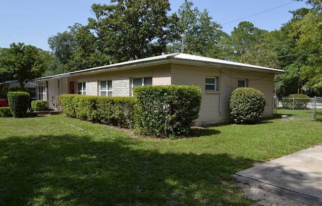 2323 NE 12th St in Gainesville, FL - Building Photo - Building Photo