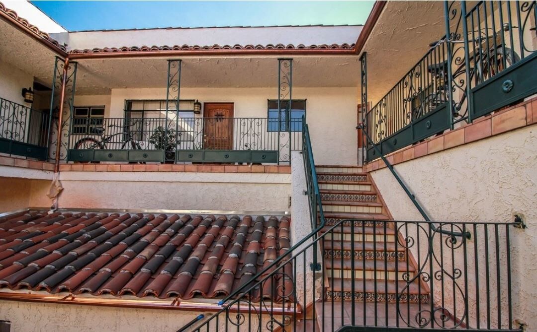135 S La Brea Ave in Los Angeles, CA - Building Photo