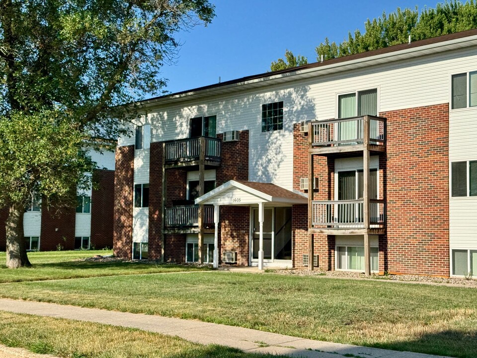 Village Court Apartments in North Mankato, MN - Building Photo