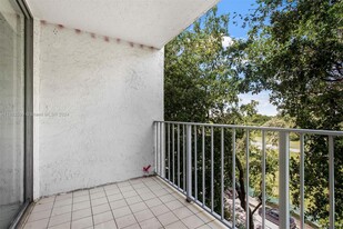 650 NE 64th St in Miami, FL - Building Photo - Building Photo