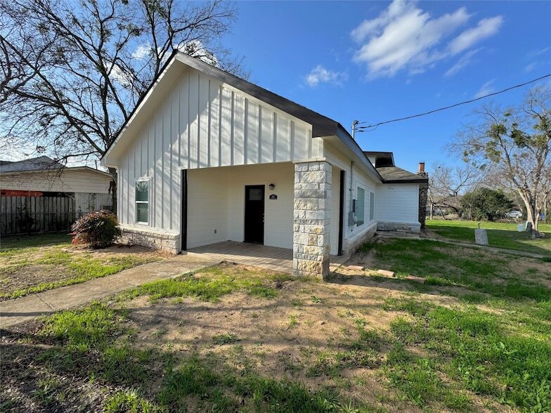 307 N Patterson Ave in Florence, TX - Building Photo