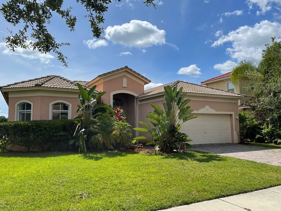 5518 Place Lake Dr in Fort Pierce, FL - Building Photo