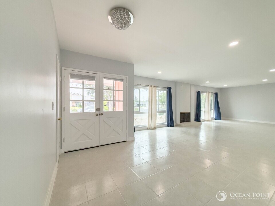 1305 Feather Ave in Thousand Oaks, CA - Building Photo