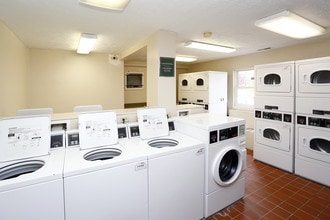 The Life at White Pines in Indianapolis, IN - Foto de edificio - Interior Photo