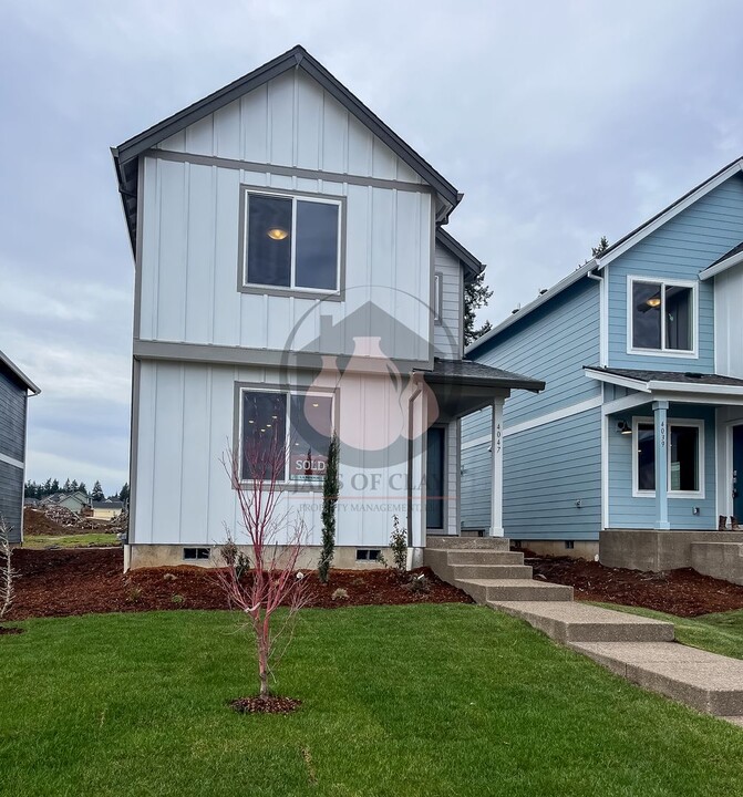 4047 Village Center Dr SE in Salem, OR - Building Photo