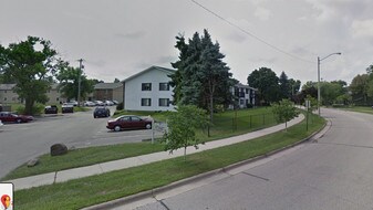 201 Deer Valley Rd, Unit 2 in Madison, WI - Building Photo