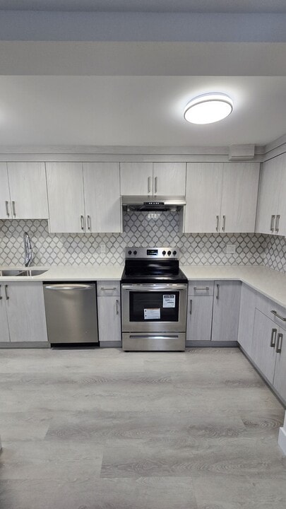 6985 Canada Wy in Burnaby, BC - Building Photo