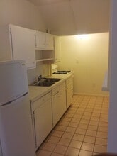 413 W Vine St, Unit 4 in Kalamazoo, MI - Foto de edificio - Building Photo