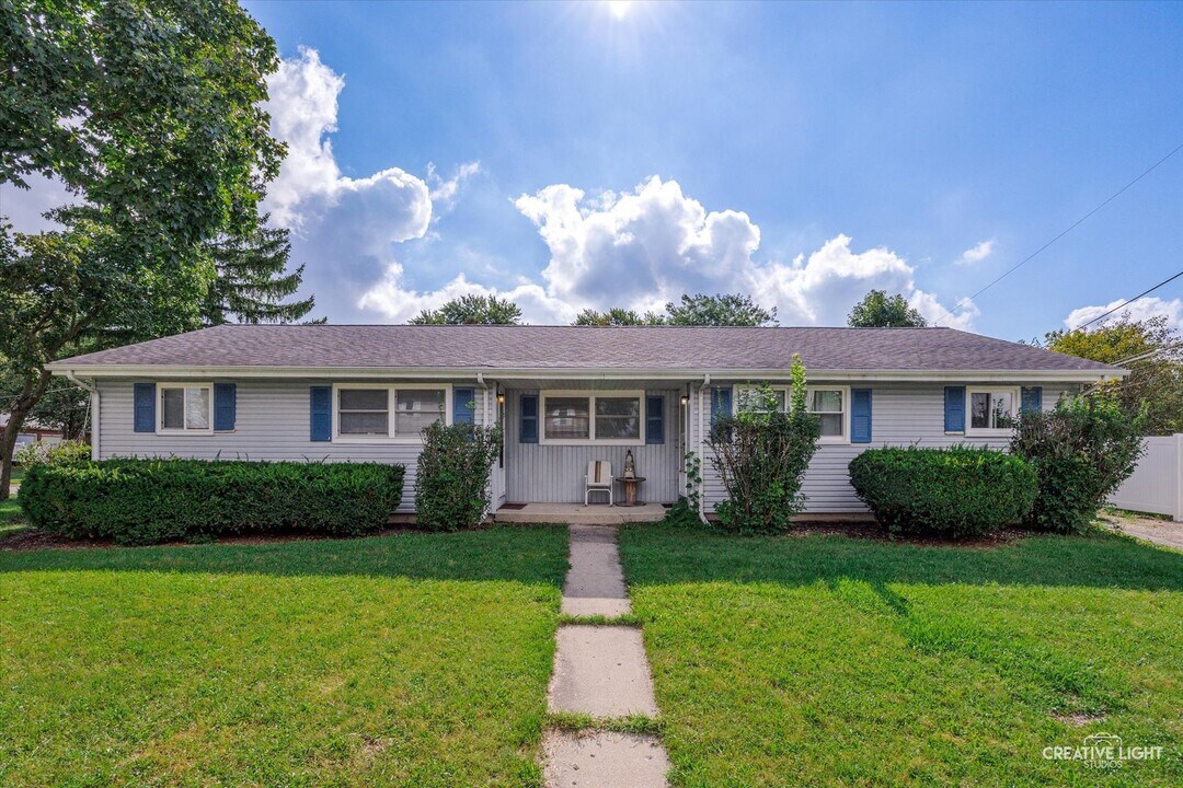 1706 Willow St in Sycamore, IL - Building Photo