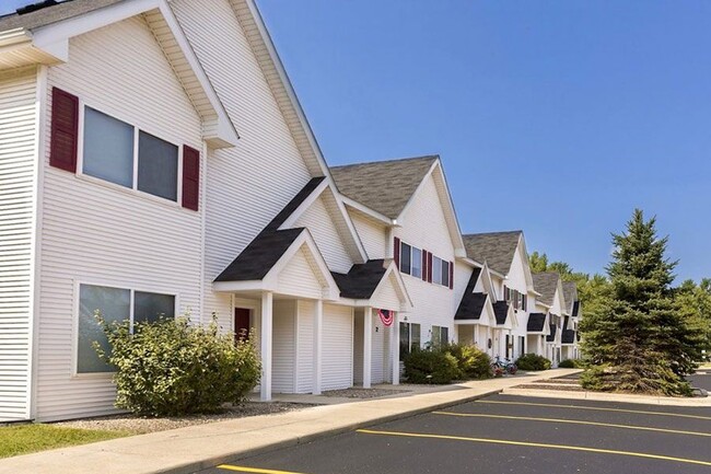 CHARTER OAKS TOWNHOMES in Waseca, MN - Foto de edificio - Building Photo