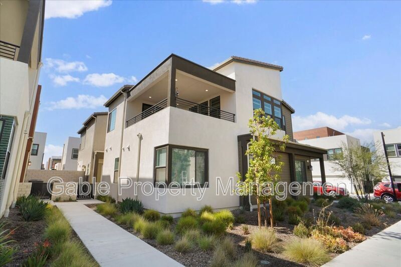 27468 Flycatcher Pl in Valencia, CA - Building Photo