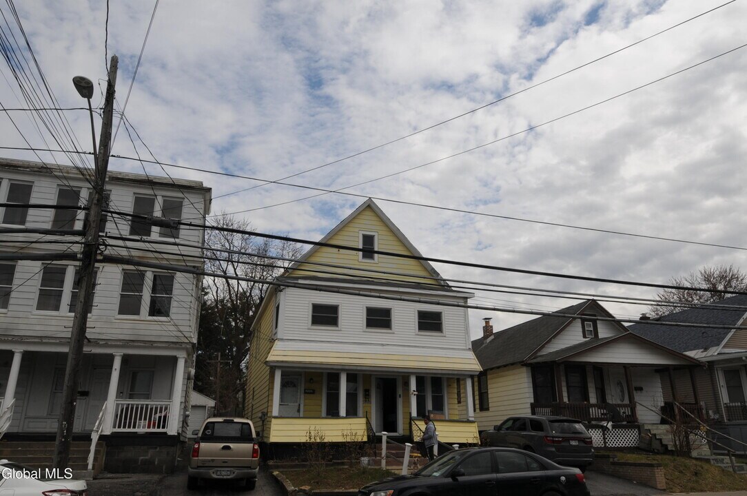 2042 Van Vranken Ave. in Schenectady, NY - Building Photo