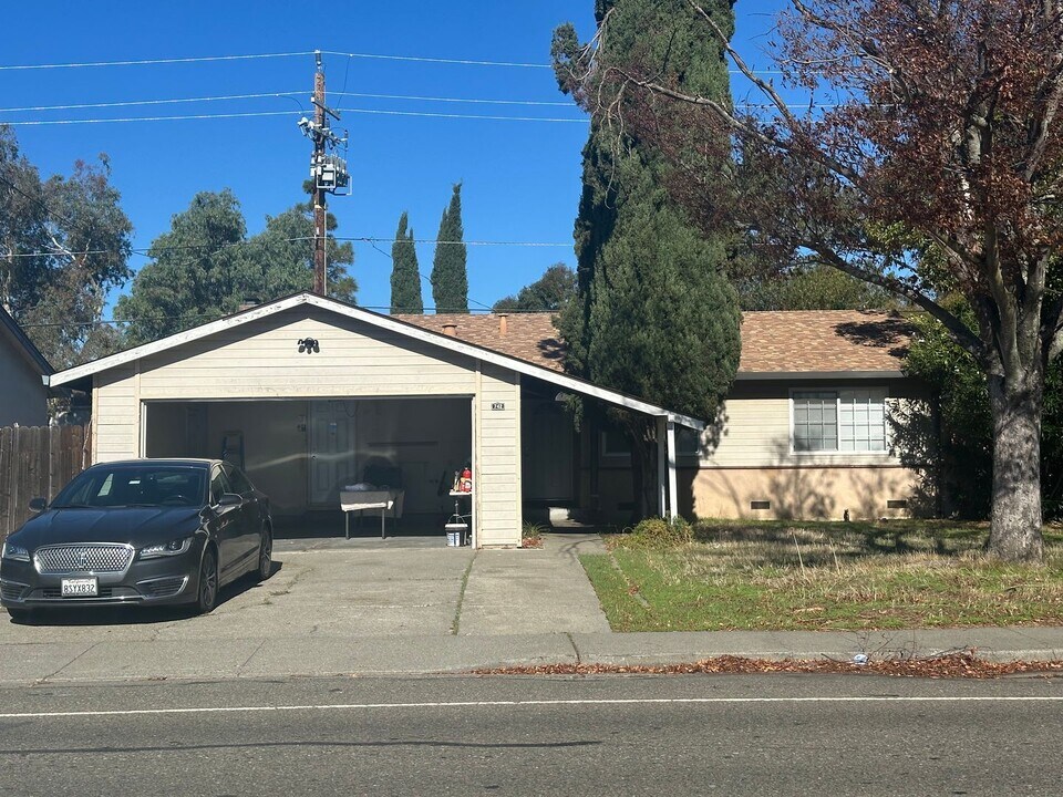 742 Nightingale Dr in Fairfield, CA - Building Photo