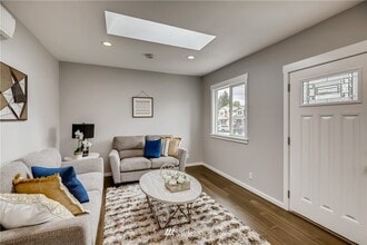 10253 19th Ave SW in Seattle, WA - Foto de edificio - Building Photo