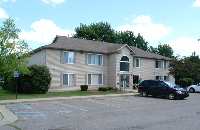 Northfield Pines Apartments in St. Johns, MI - Foto de edificio - Building Photo