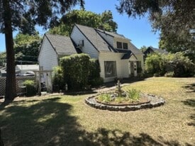 221 NE A St in Grants Pass, OR - Building Photo