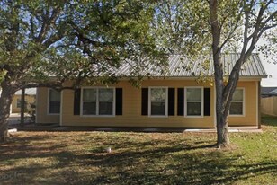 204 E Buck St in Caldwell, TX - Building Photo