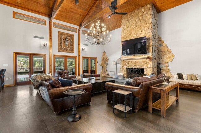 926 Riverhills Dr in Temple Terrace, FL - Building Photo - Building Photo