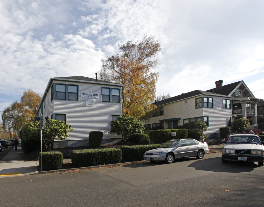 Cambridge Court in Portland, OR - Foto de edificio