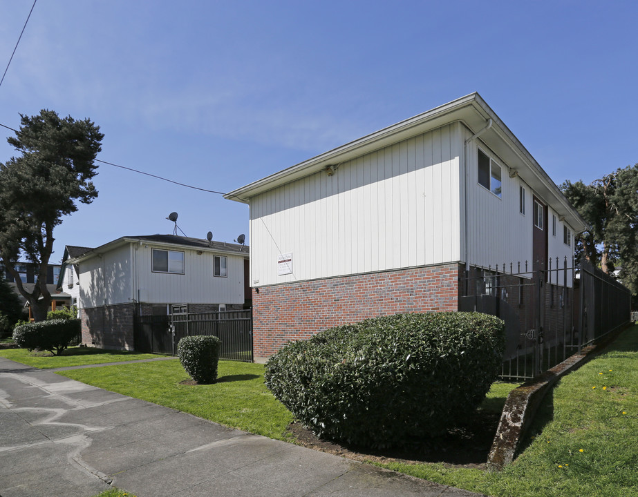 Albina Plaza in Portland, OR - Building Photo