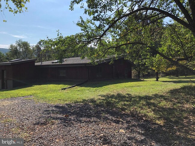 2295 Mountain Run Rd in Berkeley Springs, WV - Building Photo - Building Photo