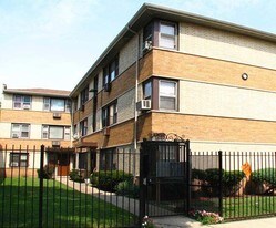 2826 E 76th Pl Chicago, IL 60649 in Chicago, IL - Building Photo