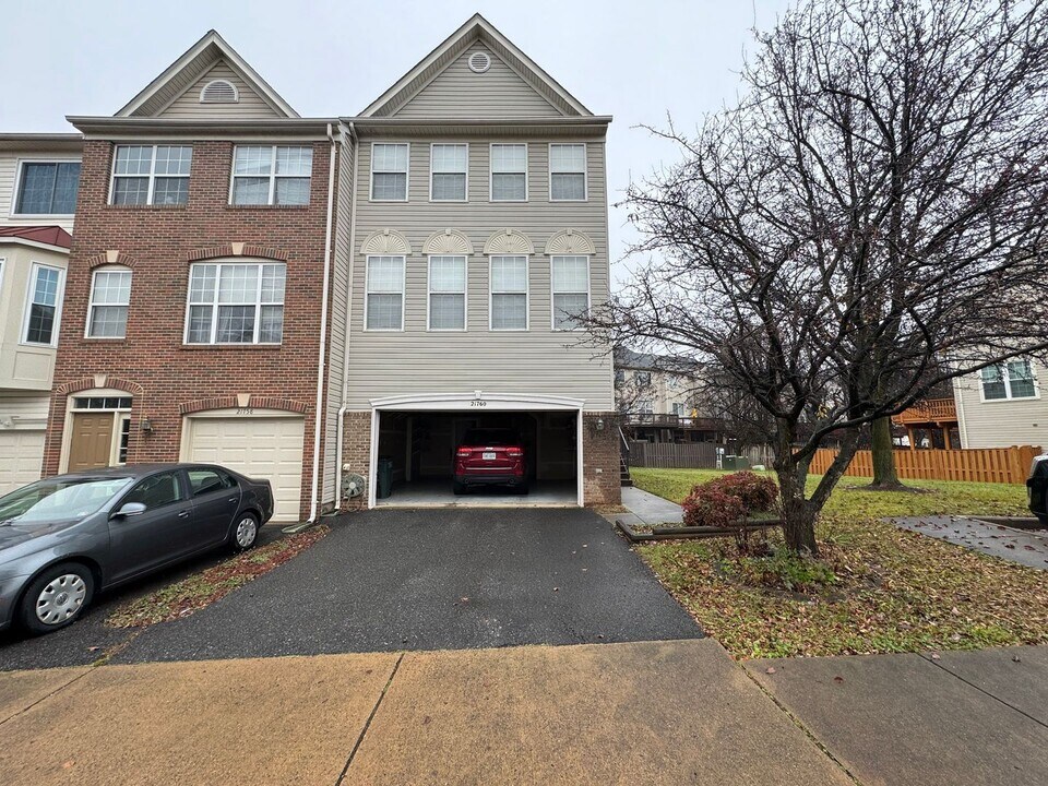 21760 Brondesbury Park Ter in Sterling, VA - Building Photo