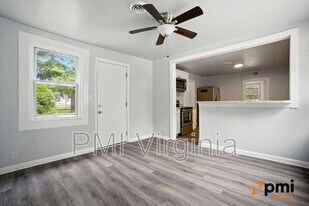 2727 Jamestown Ave in Hampton, VA - Building Photo