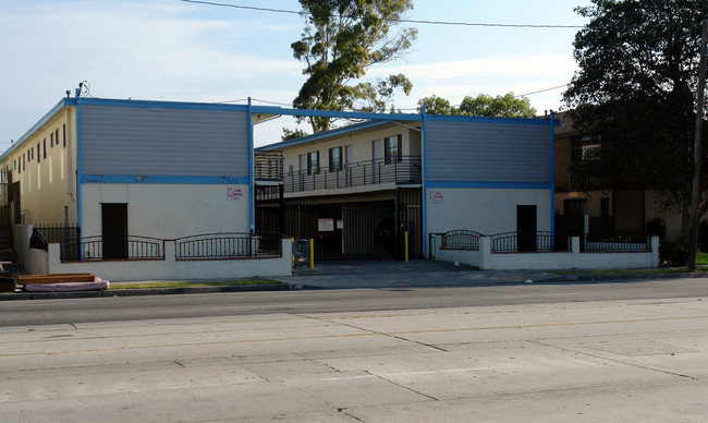 4075 W Rosecrans Ave in Hawthorne, CA - Building Photo - Building Photo