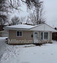 176 W Princeton Ave in Pontiac, MI - Building Photo