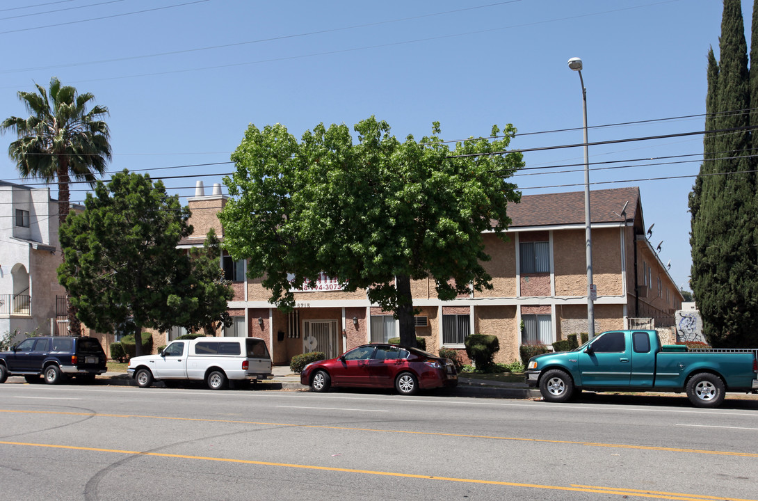 Woodley Gardens in Van Nuys, CA - Building Photo