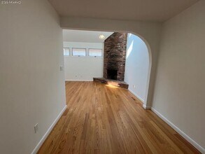 44 Sintsink Dr E in Port Washington, NY - Foto de edificio - Building Photo