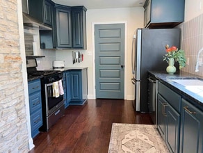 7018 Crosswood Dr in Austin, TX - Foto de edificio - Building Photo