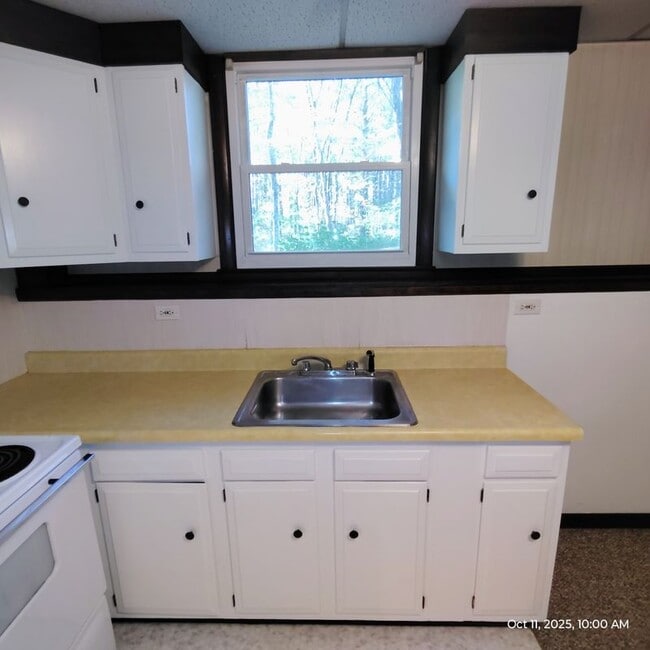 124 Mammoth Rd in Londonderry, NH - Foto de edificio - Building Photo