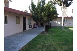 Shangri La Apartments in Riverside, CA - Foto de edificio - Building Photo