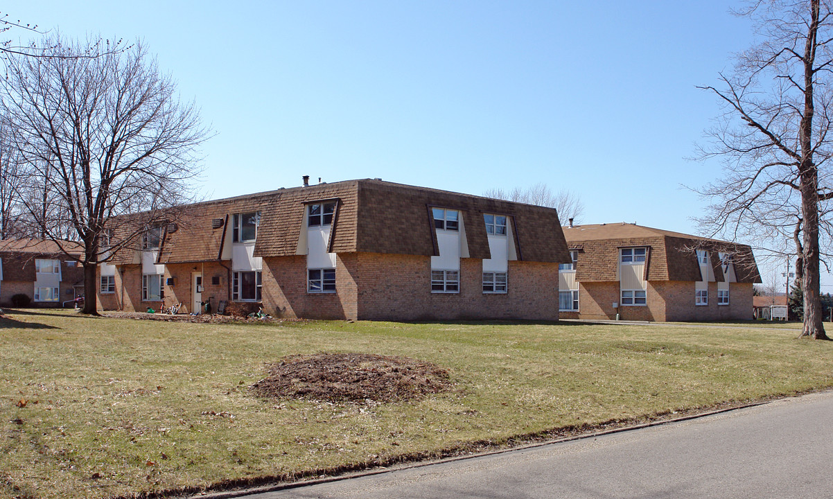 550-560 Wakefield Dr in Cortland, OH - Building Photo