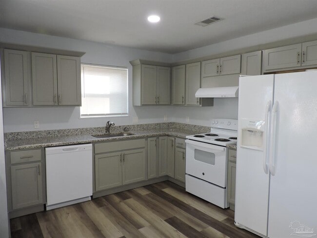 526 Briarwood Dr in Pensacola, FL - Building Photo - Building Photo