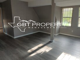 516 W Ave B in Robstown, TX - Building Photo