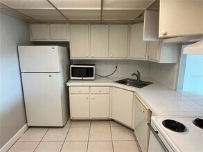 2760 Coconut Bay Ln in Sarasota, FL - Building Photo - Building Photo