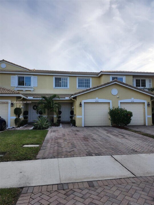 8996 Lancaster St in Tamarac, FL - Building Photo