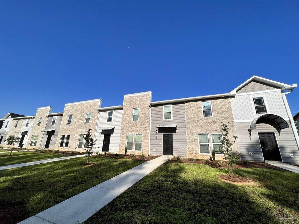 4385 Village Oak Ln in Pace, FL - Foto de edificio