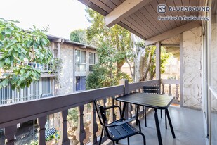 6330 Green Valley Cir, Unit FL3-ID344 in Culver City, CA - Foto de edificio - Building Photo