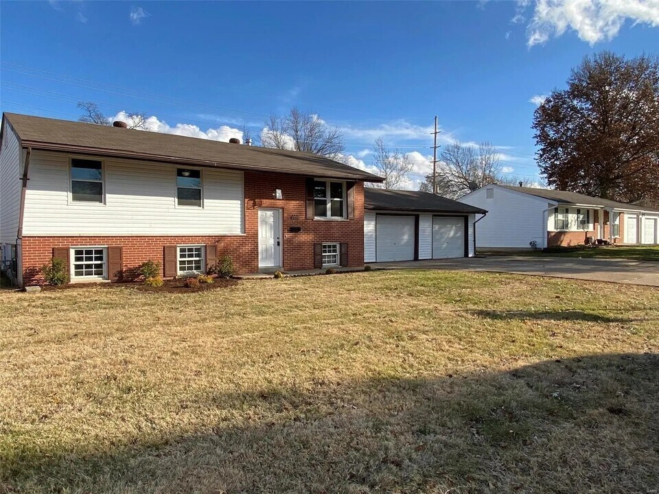 906 St Matthew Ave in O'Fallon, MO - Building Photo